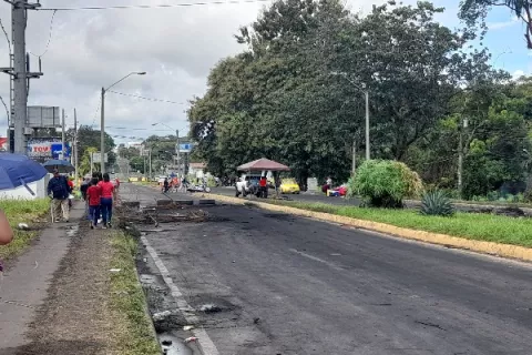 Alcalde de David solicita a la Policía Nacional abrir la vía