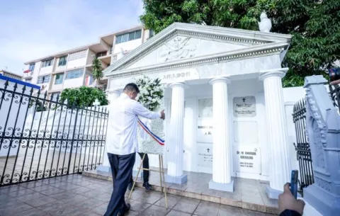 Cortizo y ministros, ausentes en acto del Día de Difuntos