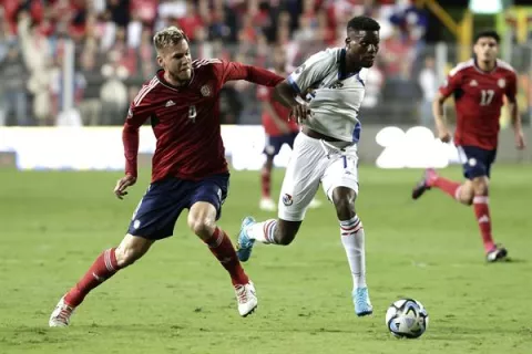 Panamá golea a Costa Rica en su 'Cueva'