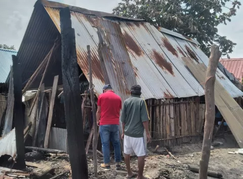 Evalúan daños a casas  de familias afectadas por incendios