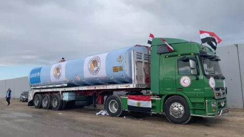 Entran a Gaza camiones con combustible para hospitales