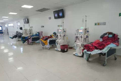 Pacientes de hemodiálisis piden paso para llegar al hospital