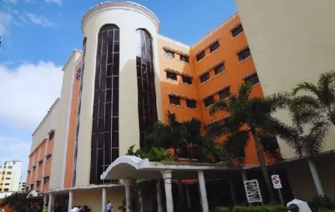 Especialistas del Hospital Santo Tomás levantan paro médico