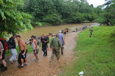 Casi medio millón de migrantes pasa por Panamá en 2023 