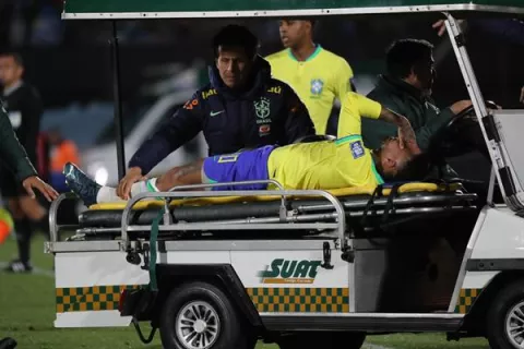 Neymar evoluciona de forma 'satisfactoria' de su operación 