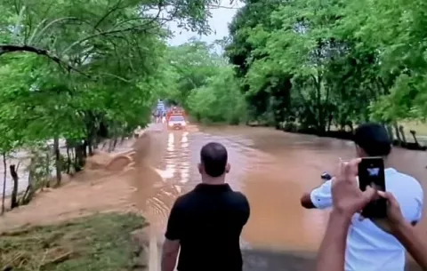  Fuertes lluvias dejan vías inhabilitadas en Herrera