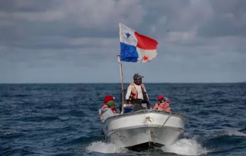 Pescadores del Caribe desafían en el mar a Minera Panamá