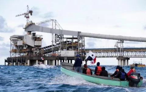 Pescadores de Donoso se enfrentan con la Policía en el mar