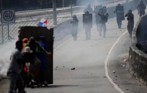 Policía abre puntos bloqueados por manifestantes antiminería