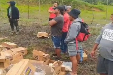 Se rompe cadena de frío en contenedor varado con pollos