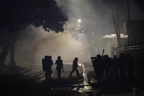 Unos 878 arrestos y 39 policías heridos en protestas