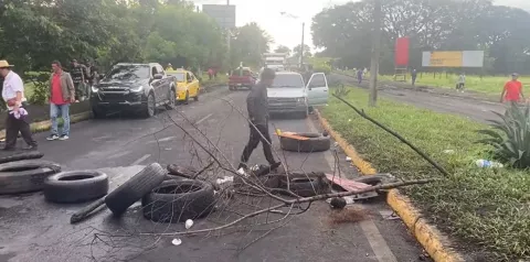 Siguen los cierres sobre el puente del río Risacua 
