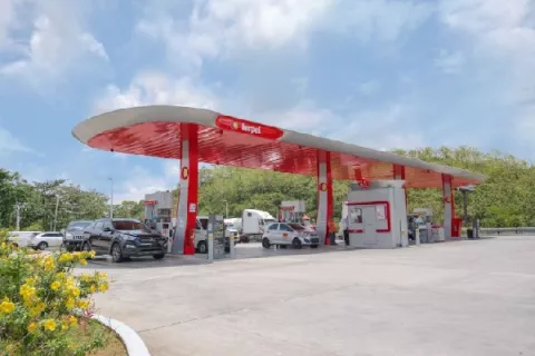 Camiones con combustible de Costa Rica para Bocas del Toro