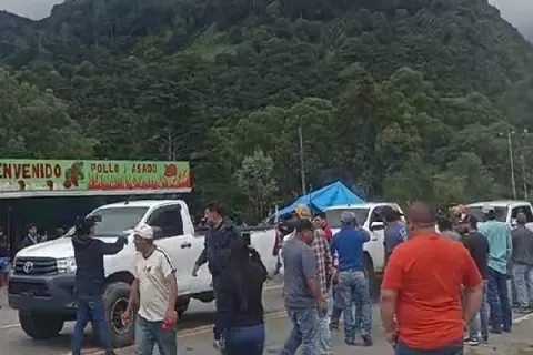 Productores de Tierras Altas abren las vías a la fuerza