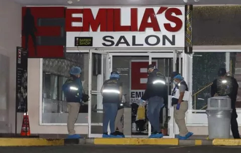 Barbero ataca a tiros a su expareja en un salón de belleza