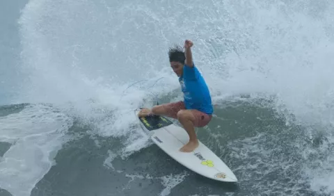 Panameño Camarena desafía las olas en Mundial Junior de Surf