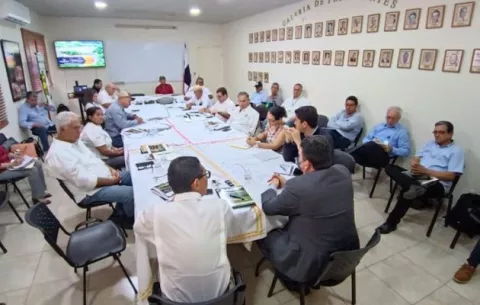 MIDA presentó a ganaderos el Plan Sequía y apoyo por cierres