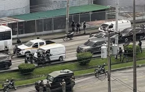 Aprehenden a sujetos que estaban atrincherados en un carro