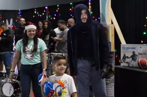 Bad Bunny entrega por cuarta vez obsequios navideños