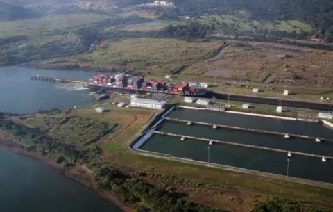 Canal de Panamá elevará a 24 los tránsitos diarios de buques