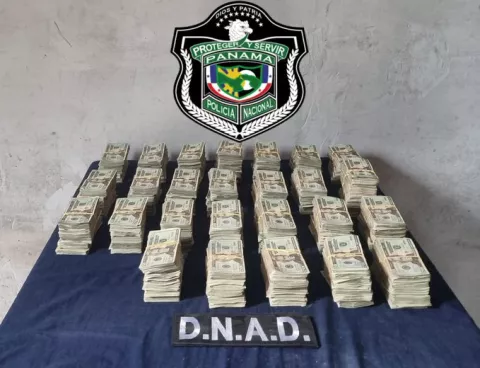 Investigan a dos personas por transportar dinero entre pipas