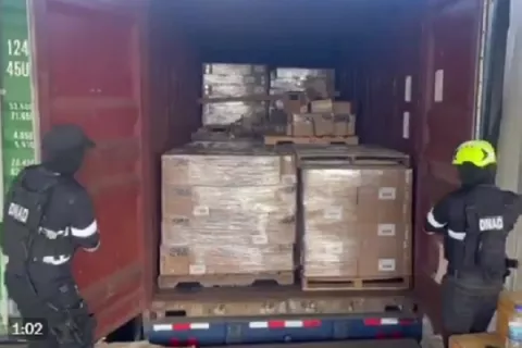Incautan unos 100 paquetes de droga en un puerto colonense