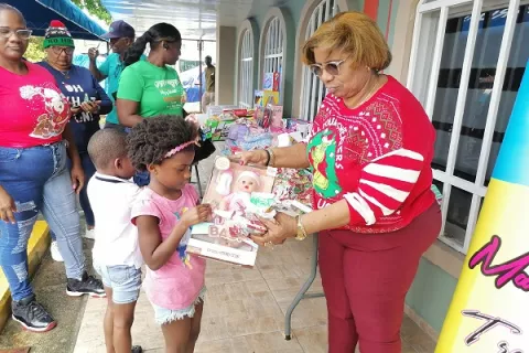 Realizan el programa ‘vacunas por juguetes’ en el Barrio Sur