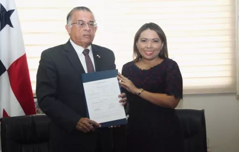 Exdirectora de ARAP demanda a Valderrama por $150,000