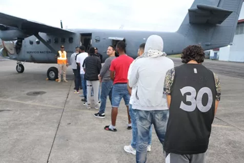 Expulsan y deportan a más de 700 extranjeros de Panamá