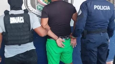 Encuentran armas y detienen a vendedor de droga en Colón