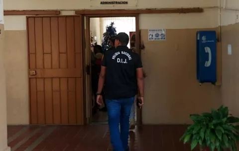Descubren a mayor de edad disfrazado de estudiante en Colón