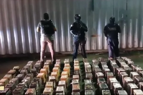 Decomisan más de 600 paquetes presunta droga en un puerto