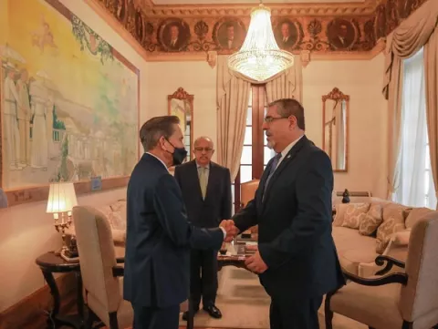 Presidente electo de Guatemala concluye periplo en Panamá