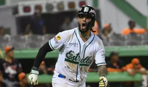 Jonathan Araúz pega su primer jonrón con  las Estrellas 