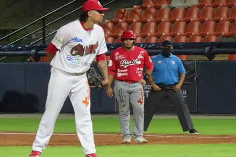 Lanzadores solo tirarán 3 veces a primera en béisbol mayor