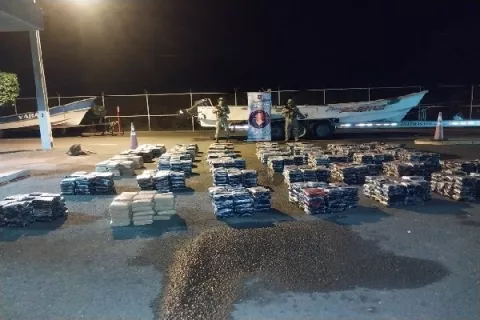 Decomisan 6,650 paquetes de droga y aprehenden a 9 hombres