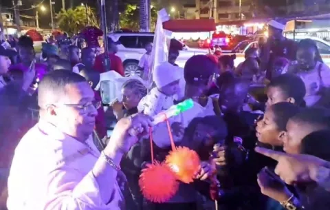 Realizan encendido de luces de Navidad en Colón 