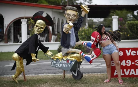 ¿En qué se inspiraron los muñecos de fin de año en Panamá?