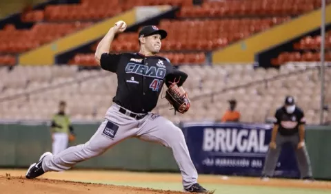 Paolo Espino en la lomita por Gigantes del Cibao   