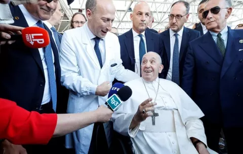 Cirujano que operó al papa es investigado por falsificación