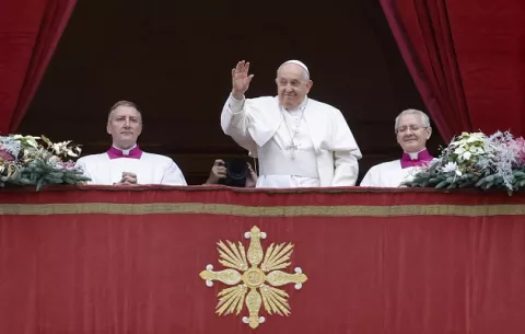Papa pide a políticos afrontar problema de las migraciones