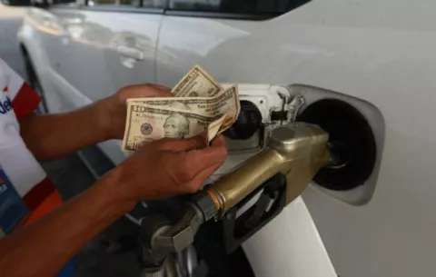 Petróleo de Texas baja un 2,5 %, a 74,07 dólares el barril
