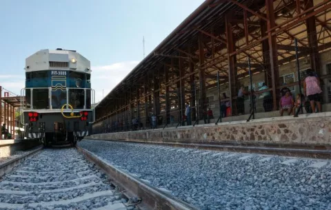 México inaugura tren para competir con el Canal de Panamá