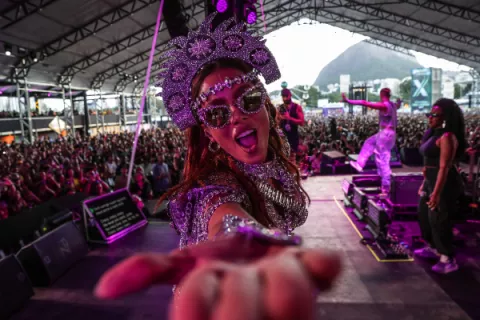 Anitta espera poder cantar con J Balvin en el Carnaval