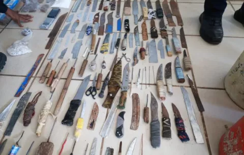 Decomisan armas y más de $3,000 durante requisa en La Joya 