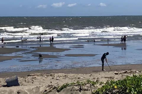 Azuerences disfrutan de las playas durante el Año Nuevo 