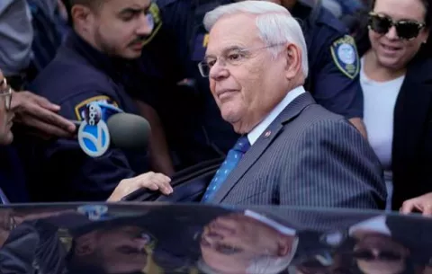 Senador Menéndez afronta nuevas acusaciones de corrupción