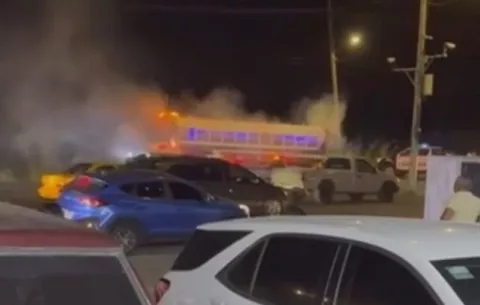 Muere adolescente tras lanzarse de bus incendiado en Colón