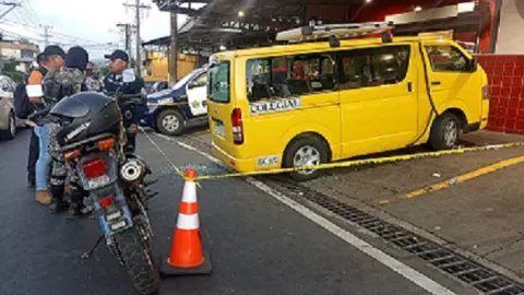 Pistoleros disparan contra busito colegial en Sabanitas