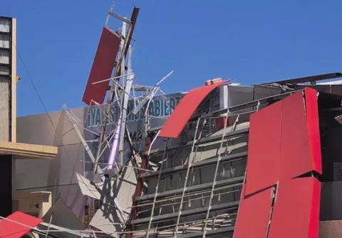 Colapsa estructura publicitaria en plaza comercial de Chitré
